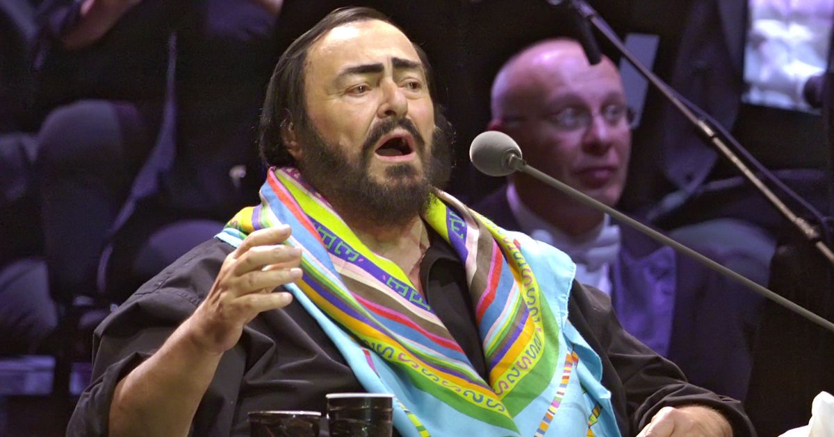 Luciano Pavarotti premiato con una stella nella Walk of fame: il riconoscimento al tenore italiano