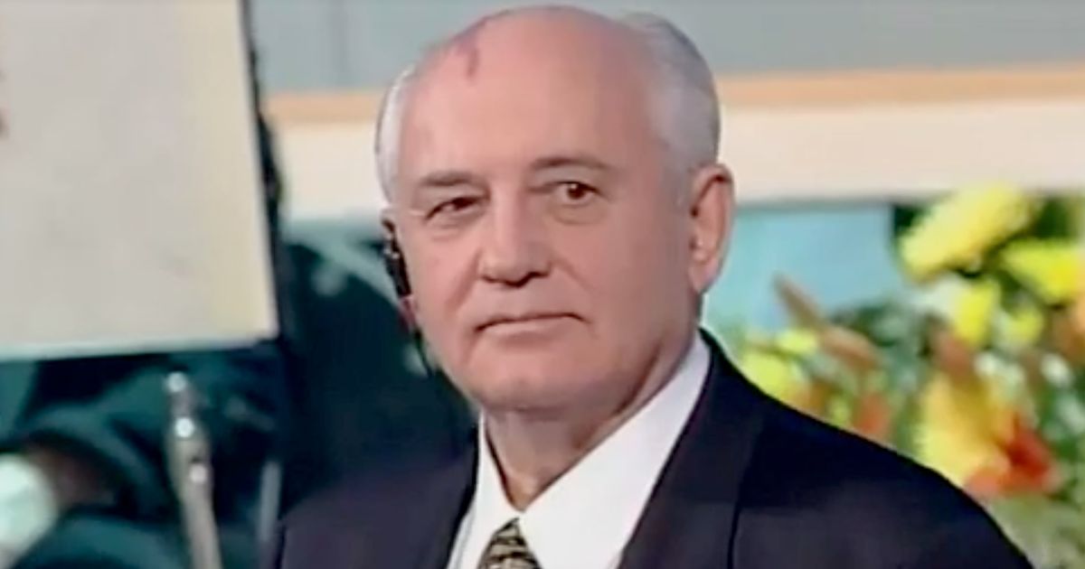 Mikhail Gorbaciov è morto: il discorso all’Italia al Festival di Sanremo nel 1999 e il saluto di Serena Bortone