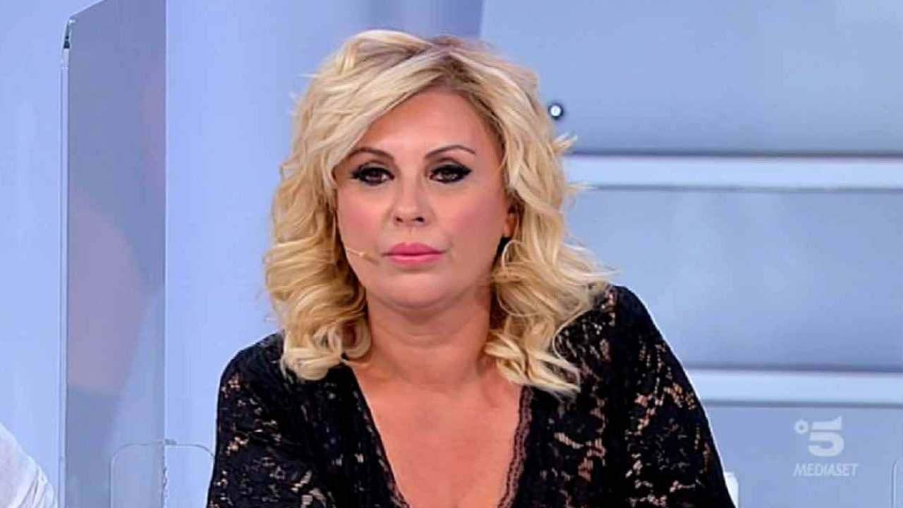 Uomini e Donne, in puntata si fa il nome di un tronista del passato e Tina Cipollari alza i toni, si scatena il caos