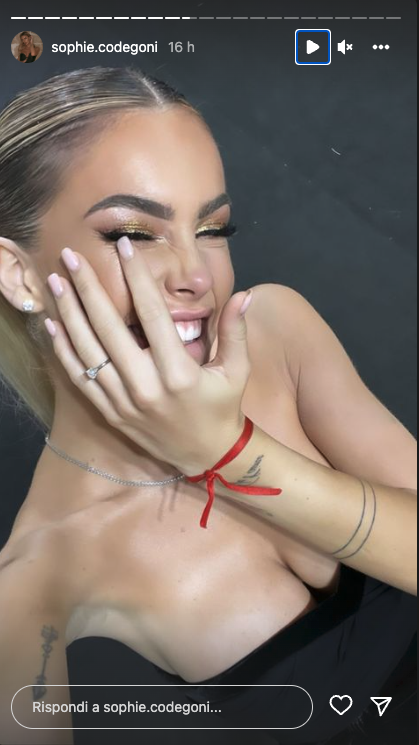 Sophie Codegoni, il selfie con l'anello di fidanzamento