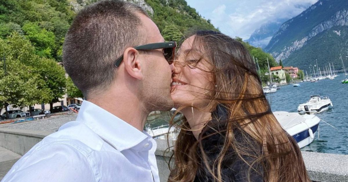 Julia Elle, alias Giulia Cutispoto, è da giorni sulla graticola del gossip per via di alcuni aspetti della sua vita privata venuti alla luce, e per quanto differiscano dai racconti che lei stessa fa della sua vita.