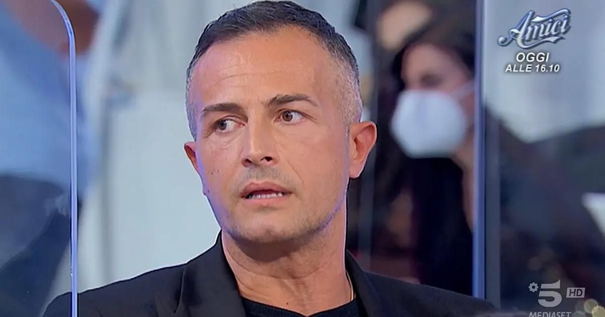 Uomini e donne, Riccardo Guarnieri finisce a letto con una Dama: la reazione di Roberta Di Padua è lampante