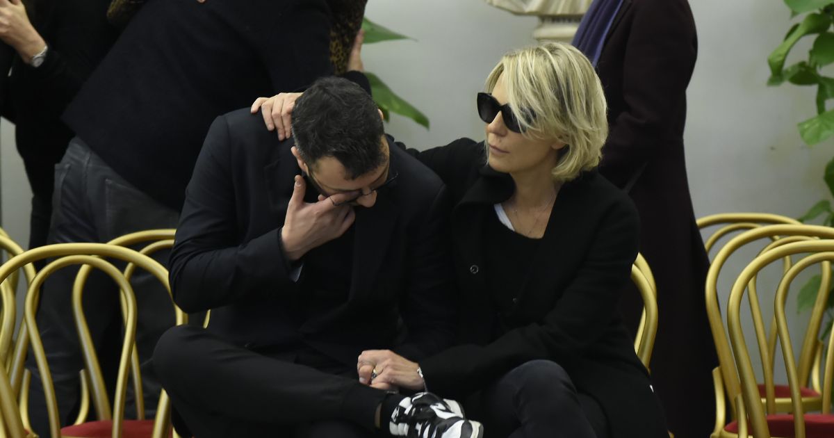 Chiede il selfie a Maria De Filippi al funerale di Maurizio Costanzo: ira social, uomo messo alla berlina