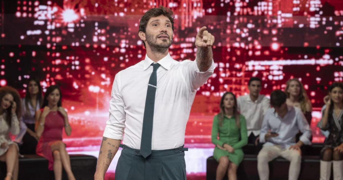 Stasera tutto è possibile, caduta in diretta sul palco: si fa male davanti a tutti, cos'è accaduto