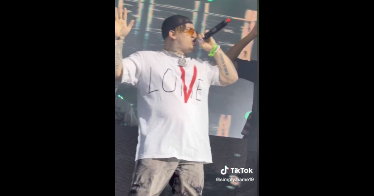 Il rapper Costa Titch muore sul palco a 28 anni: il video spaventoso del malore davanti al pubblico
