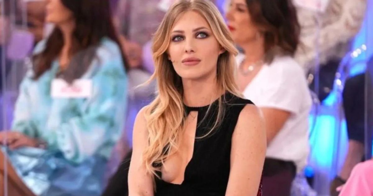 Uomini e Donne, Nicole nella bufera: riceve un bigliettino in studio, cosa c'è scritto sopra