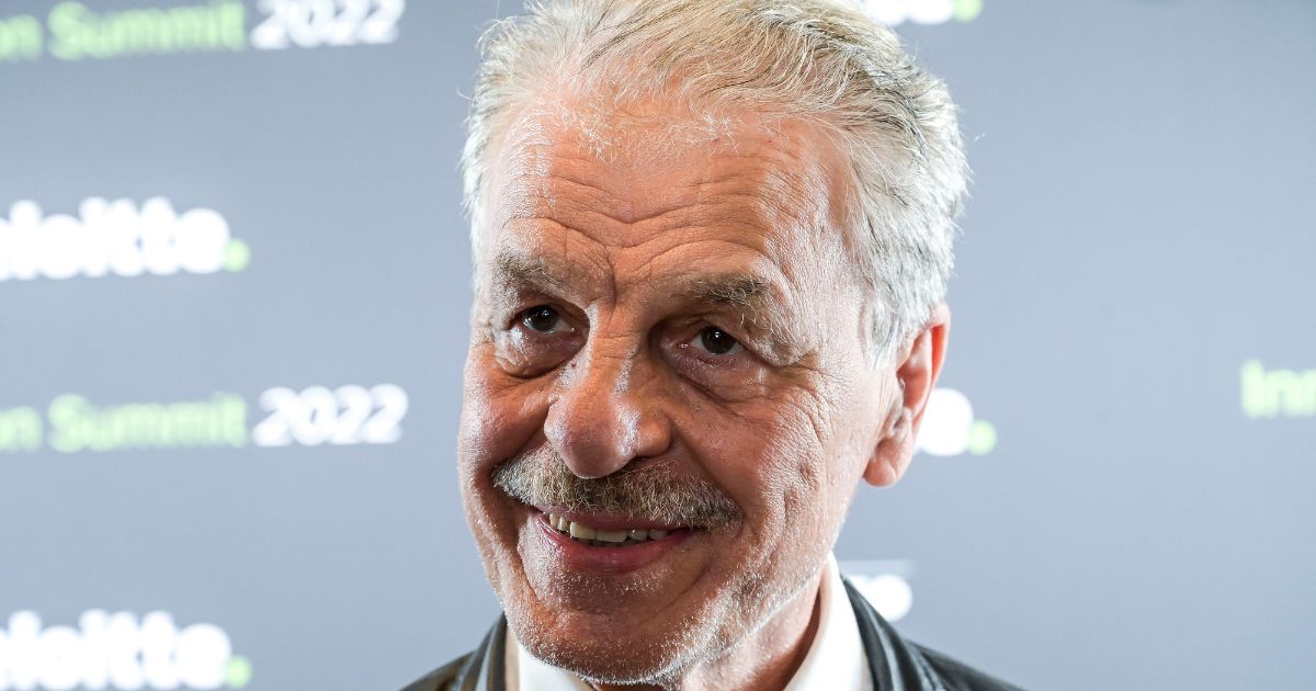 Michele Placido colto di sorpresa ai David di Donatello, premiato mentre “dormiva”: le immagini