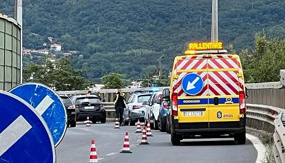 Trieste giallo cadavere appeso guardrail