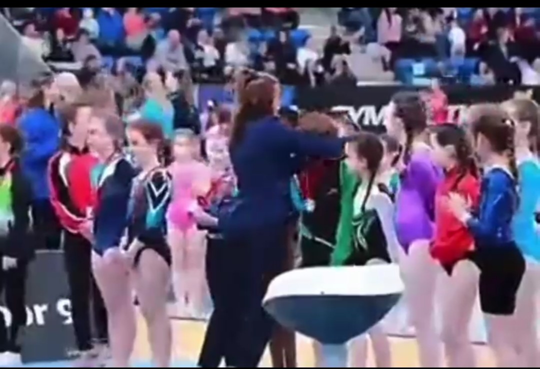 Premia tutte le bambine eccetto quella di colore: il video shock, la spiegazione della Federazione