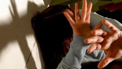 Stupra tre donne dopo averle drogate e fotografa gli abusi con lo smartphone, arrestato
