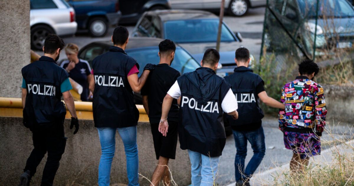 Nuovo blitz interforze a Napoli