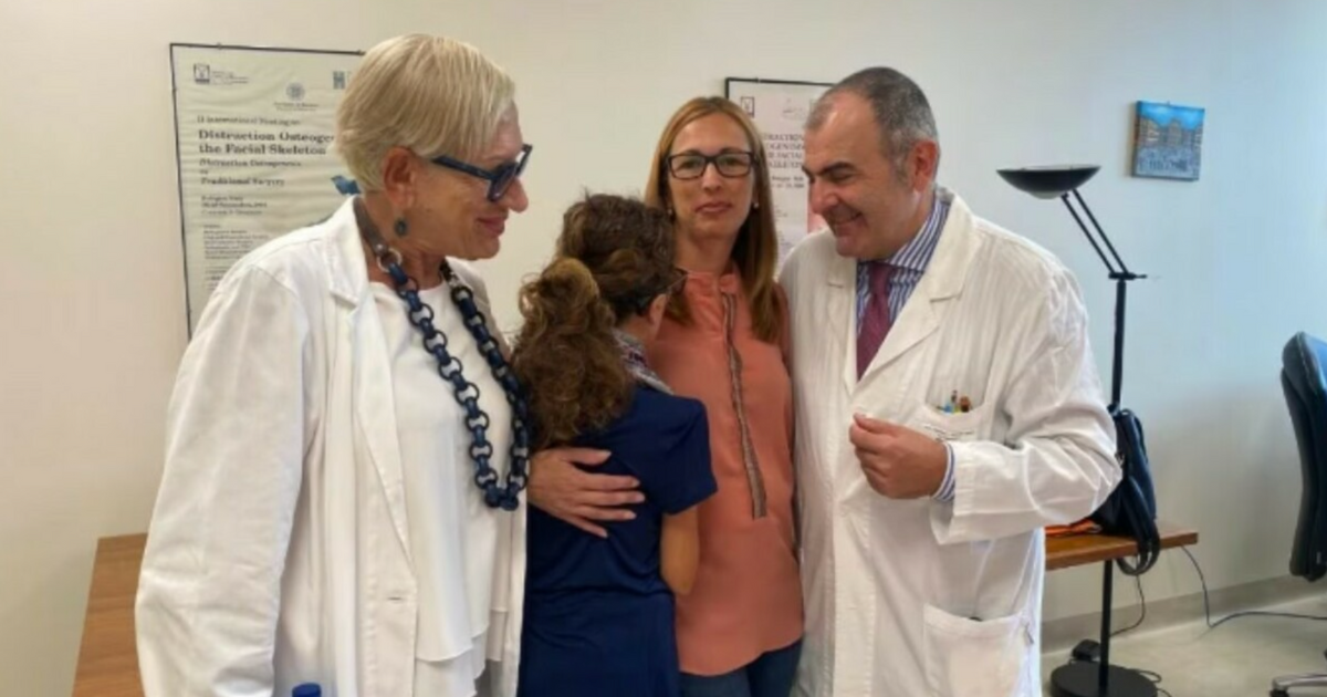 Nasce con la bocca serrata, a 16 anni riesce a sorridere e mangiare grazie a un intervento miracoloso