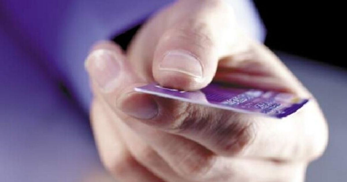 L’amico muore e lui cosa fa? Prende la carta di credito e… L’amico muore e lui cosa fa? Prende la carta di credito e…