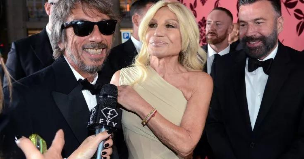 Donatella Versace si scaglia contro il governo Meloni: il discorso che ha fatto alla premiazione Donatella Versace si scaglia contro il governo Meloni: il discorso che ha fatto alla premiazione