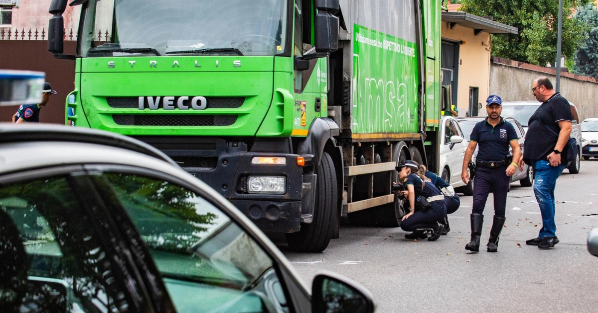Milano, travolta e uccisa dal camion dei rifiuti: donna muore dopo incidente drammatico