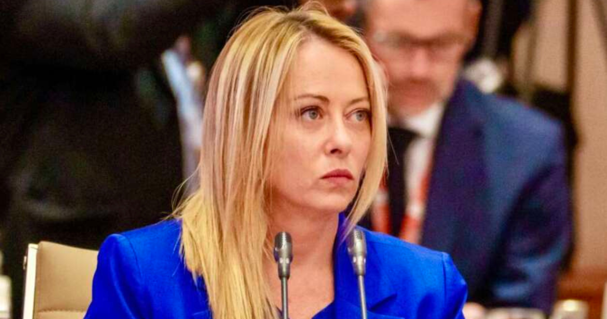 Giorgia Meloni, la bugia sui migranti: “Li tratterremo per 18 mesi”, ma la norma dice ben altro