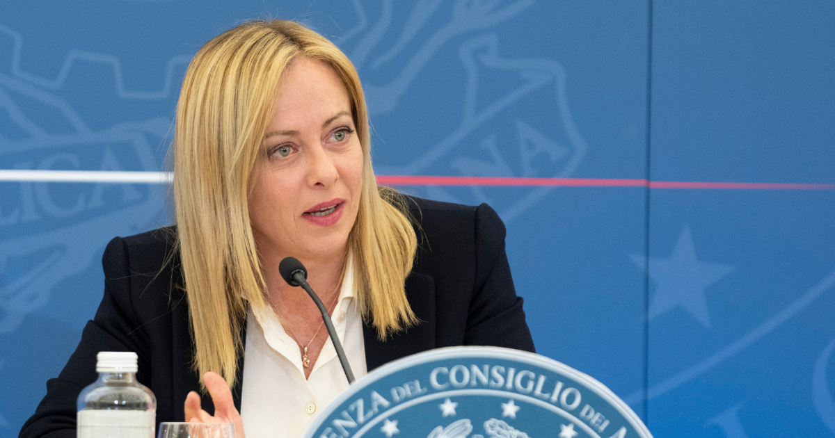 Giorgia Meloni va in pizzeria invece di incontrare Biden, è caos: poi lei spiega tutto