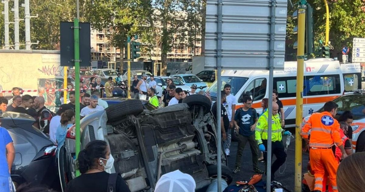 Milano, schianto tra due auto che invadono il marciapiede: morta una 77enne