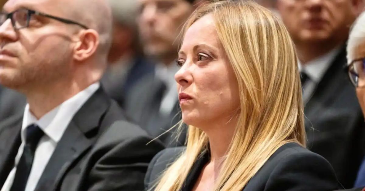 Sondaggi, che botta per Giorgia: il governo sempre più giù Sondaggi, che botta per Giorgia: il governo sempre più giù