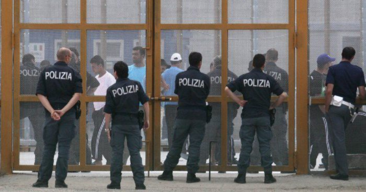 Migranti, lo Stato chiede 5mila euro a chi vuole evitare il centro di Permanenza: tutto sul decreto Piantedosi