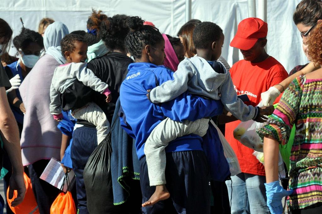 Lampedusa. Bimbo trovato abbandonato nel deserto: salvato da un migrante in viaggio per l’Italia