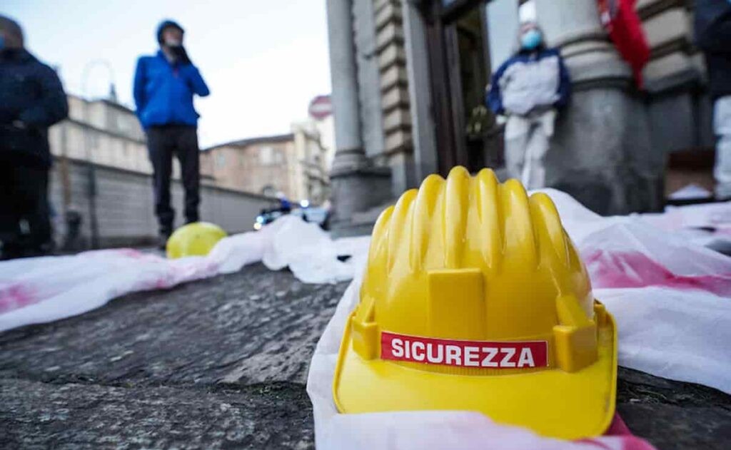 Operaio muore inghiottito dal solaio a cui sta lavorando, dramma davanti ai presenti