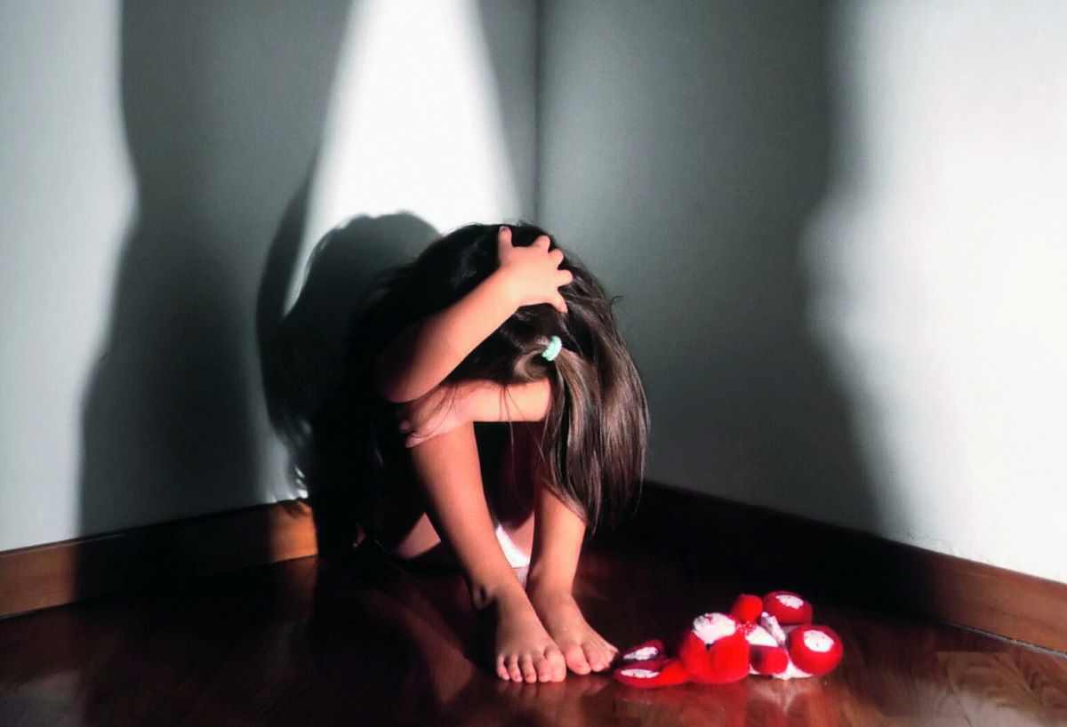 Vende la figlia ai pedofili per pochi soldi: il racconto fa venire i brividi