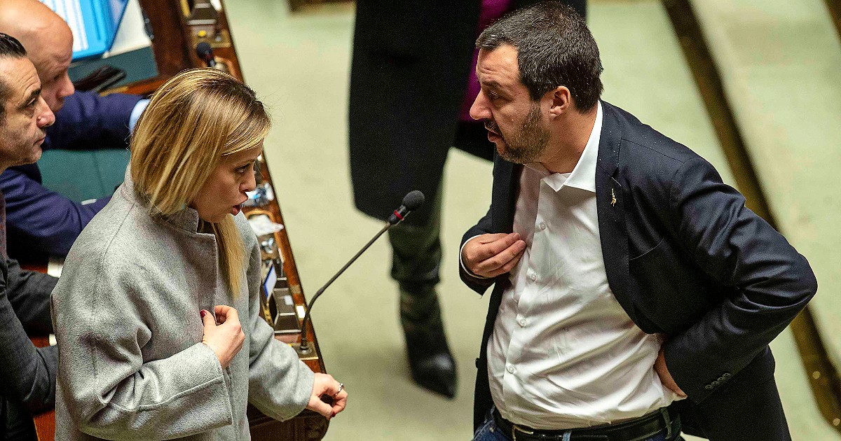 Sondaggi, l’immigrazione detta banco: chi sale e chi scende Sondaggi, l’immigrazione detta banco: chi sale e chi scende
