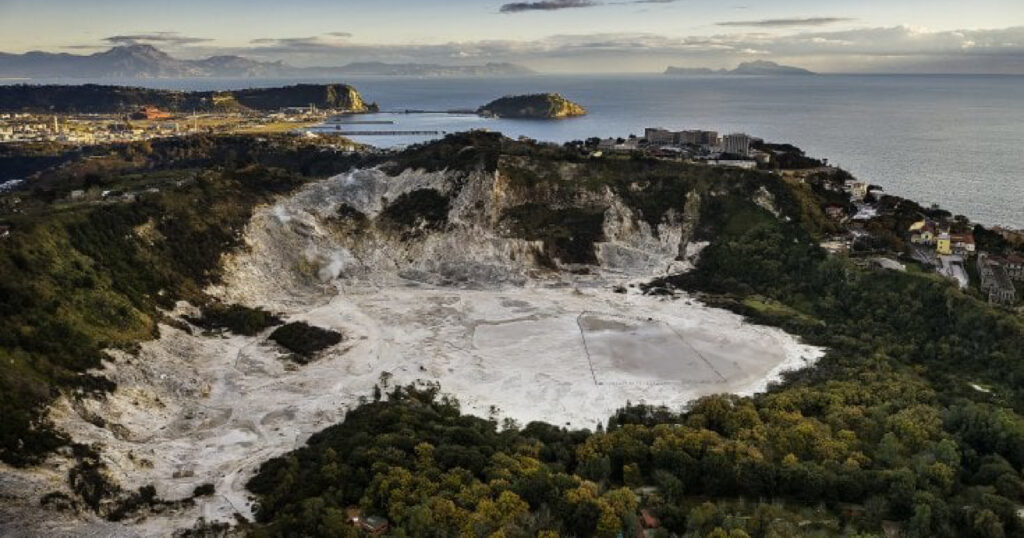 Campi flegrei scossa terremoto Napoli Pozzuoli