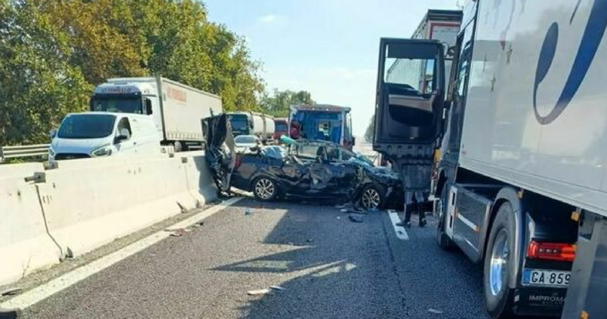 Tragico incidente, auto schiacciata tra due tir. Cosa è successo Tragico incidente, auto schiacciata tra due tir. Cosa è successo