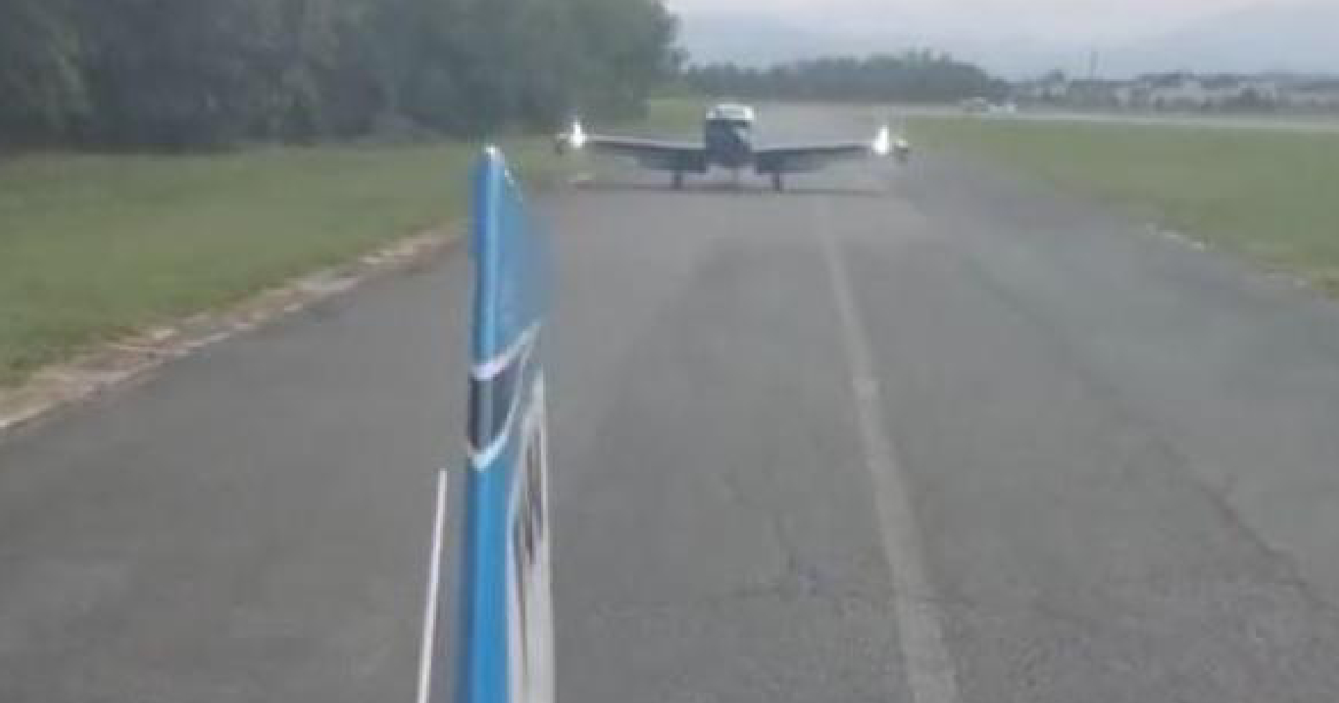 Si è schiantato al suolo! Grave incidente aereo. Muore una bambina