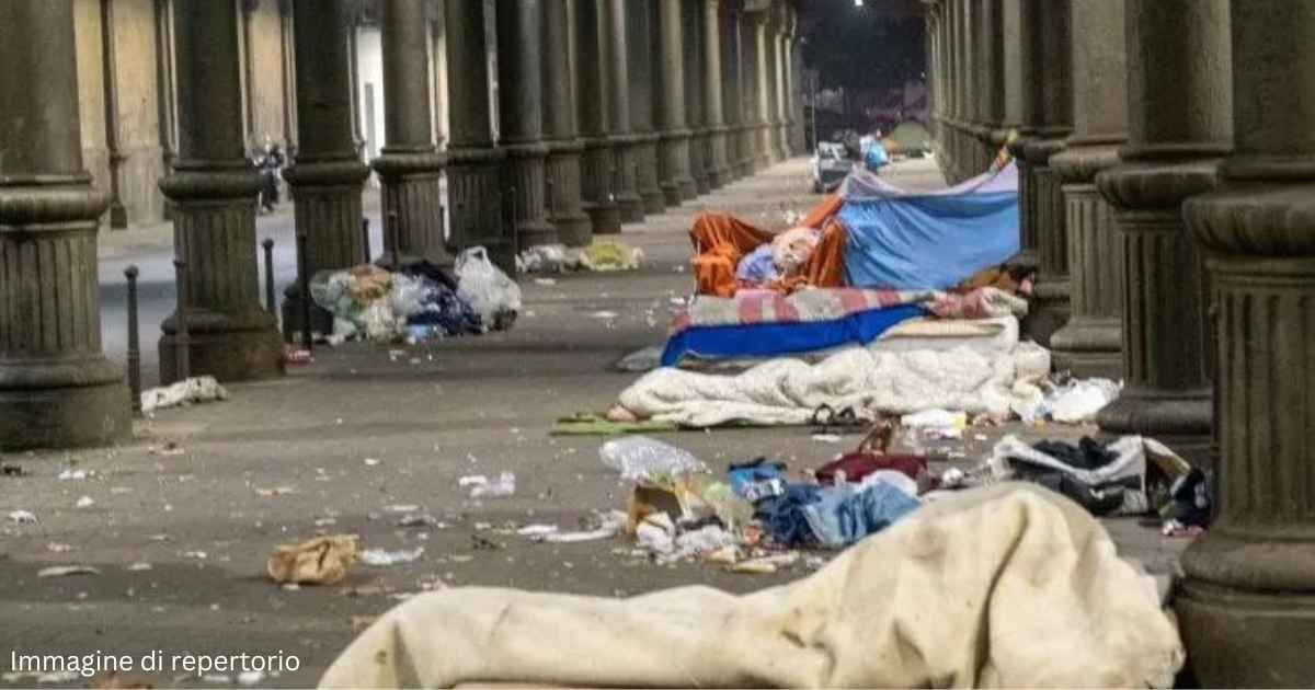 Bambini senzatetto dormono sotto i portici a Bologna, la vicenda che sta sconvolgendo l’Italia