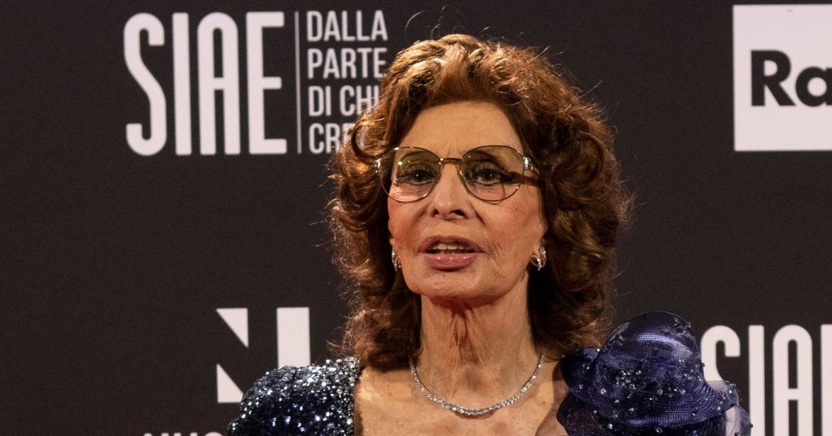Sophia Loren: come sta l’attrice dopo l’intervento all’anca? Il messaggio per i fan… Sophia Loren: come sta l’attrice dopo l’intervento all’anca? Il messaggio per i fan…