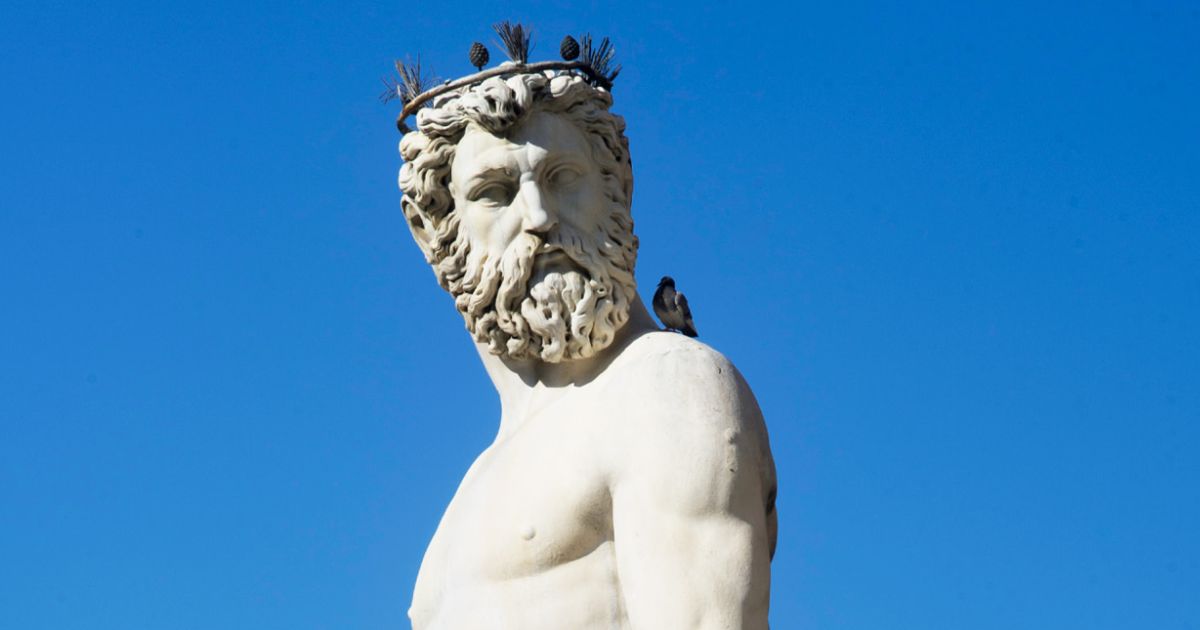 Firenze, danneggia la statua per un selfie: multa salata per un turista tedesco