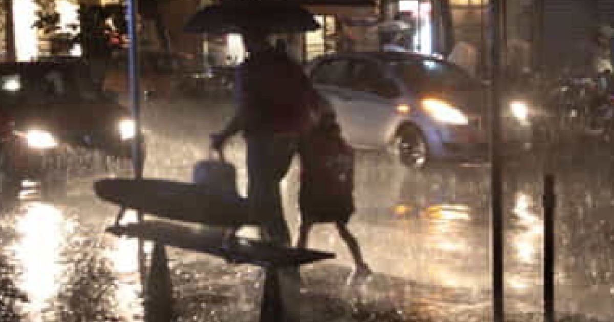 Notte di paura, terremoto e nubifragio a Napoli Notte di paura, terremoto e nubifragio a Napoli