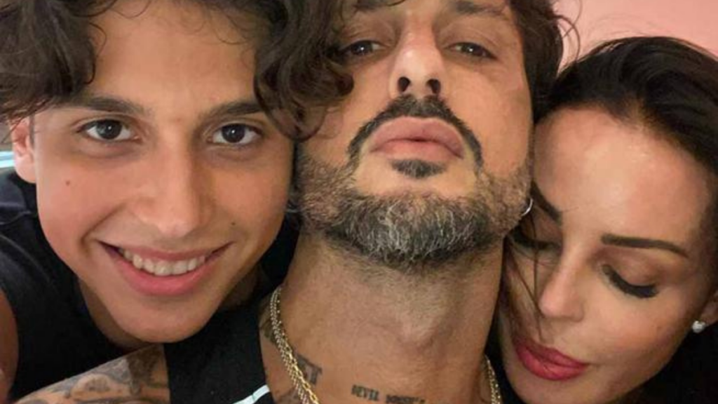 Anche il figlio a muso duro contro Fabrizio Corona: “Ecco chi è mio padre…”