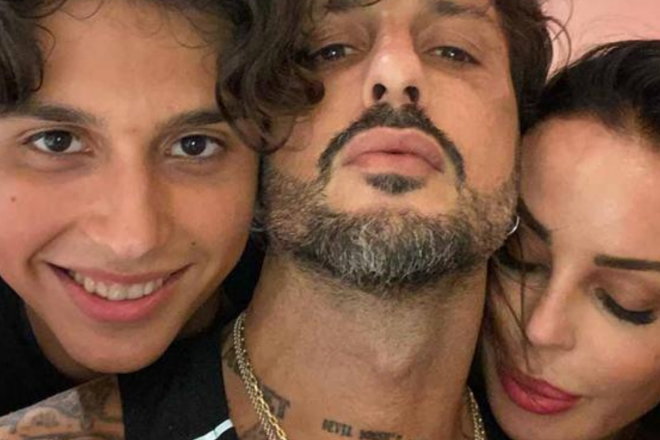 Anche il figlio a muso duro contro Fabrizio Corona: “Ecco chi è mio padre…”