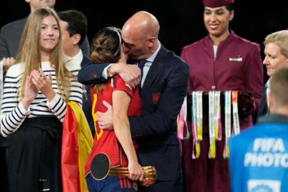 La Commissione Disciplinare della Fifa "ha squalificato Luis Rubiales, ex presidente della Reale Federcalcio spagnola, da qualsiasi attività legata al calcio per tre anni