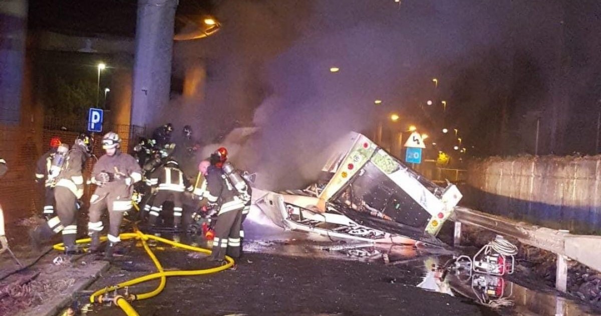 Le batterie elettriche del pullman hanno preso fuoco