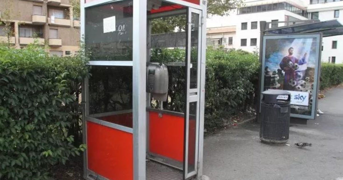 La nuova vita delle cabine telefoniche: diventeranno “stazioni intelligenti”