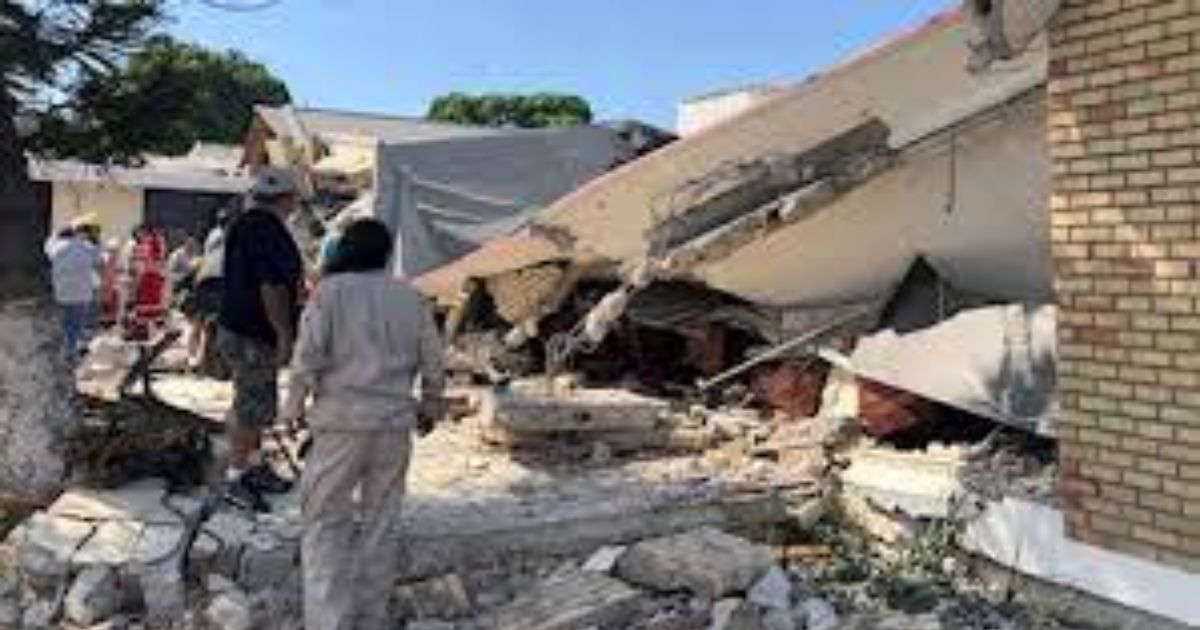 Crolla tetto di una chiesa durante il battesimo, tra i morti anche un neonato Crolla tetto di una chiesa durante il battesimo, tra i morti anche un neonato