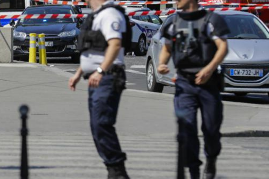 Allarme nel metrò, donna velata minaccia di farsi esplodere
