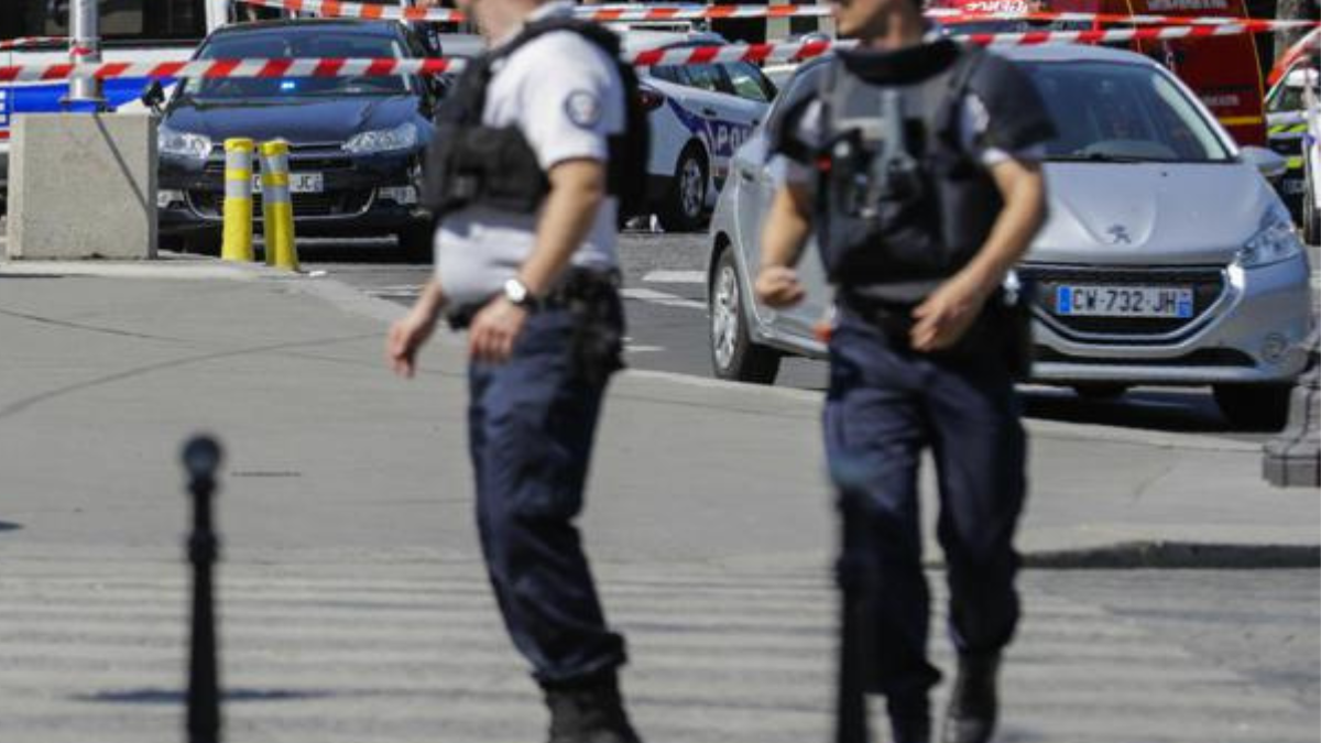 Allarme nel metrò, donna velata minaccia di farsi esplodere