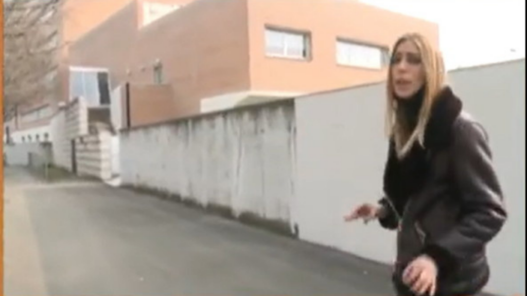 La giornalista Eugenia Fiore aggredita davanti alla moschea: "Buttata a terra e presa a calci"