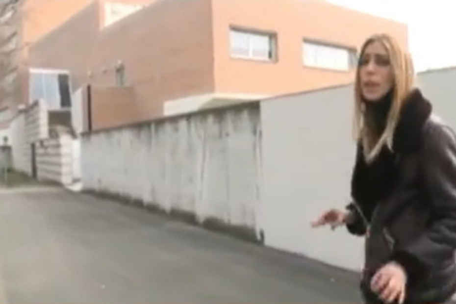 La giornalista Eugenia Fiore aggredita davanti alla moschea: "Buttata a terra e presa a calci"