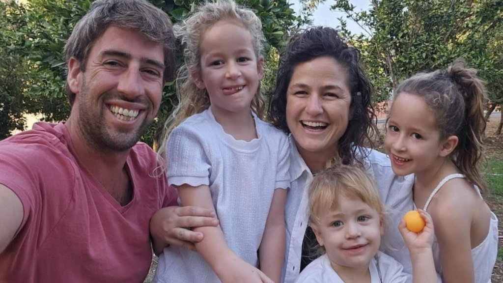 L’orrore di Hamas sembra non aver avuto limiti e, tra le sue vittime, ci sono anche intere famiglie.
È il caso di una famiglia di 5 persone: moglie, marito e le 3 bambine, che sono stati uccisi mentre erano nella loro casa nel Kibbuts Nir Oz.
Tamar e Yonatan erano sposati da tempo ed avevano avuto 3 meravigliose bambine: le gemelle di 6 anni, Shachar e Arbel, e la piccola Omer. Di loro si sa solo che sono morti trucidati, forse dopo essere stati presi in ostaggio. Erano una famiglia come tante: di quelle che si scatta i selfie in una gita del weekend, sorride, con bambine con i codini nei capelli. Lo erano fino a due giorni fa: ora sono solo 5 delle più di 100 vittime di Hamas.
La milizia di Hamas non ha avuto pietà: tra le persone che sono state prese in ostaggio c’è anche una donna di 85 anni, Yaffa Adar, che è stata catturata e portata a Gaza: lo ha dichiarato la nipote, Adva Adar, che ha chiesto aiuto per portare a casa la donna.