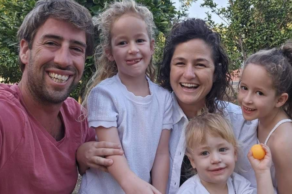 L’orrore di Hamas sembra non aver avuto limiti e, tra le sue vittime, ci sono anche intere famiglie. È il caso di una famiglia di 5 persone: moglie, marito e le 3 bambine, che sono stati uccisi mentre erano nella loro casa nel Kibbuts Nir Oz. Tamar e Yonatan erano sposati da tempo ed avevano avuto 3 meravigliose bambine: le gemelle di 6 anni, Shachar e Arbel, e la piccola Omer. Di loro si sa solo che sono morti trucidati, forse dopo essere stati presi in ostaggio. Erano una famiglia come tante: di quelle che si scatta i selfie in una gita del weekend, sorride, con bambine con i codini nei capelli. Lo erano fino a due giorni fa: ora sono solo 5 delle più di 100 vittime di Hamas. La milizia di Hamas non ha avuto pietà: tra le persone che sono state prese in ostaggio c’è anche una donna di 85 anni, Yaffa Adar, che è stata catturata e portata a Gaza: lo ha dichiarato la nipote, Adva Adar, che ha chiesto aiuto per portare a casa la donna.