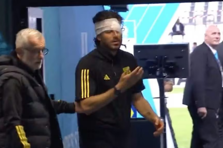 Fabio Grosso ferito alla testa, ultras aggrediscono il pullman della squadra