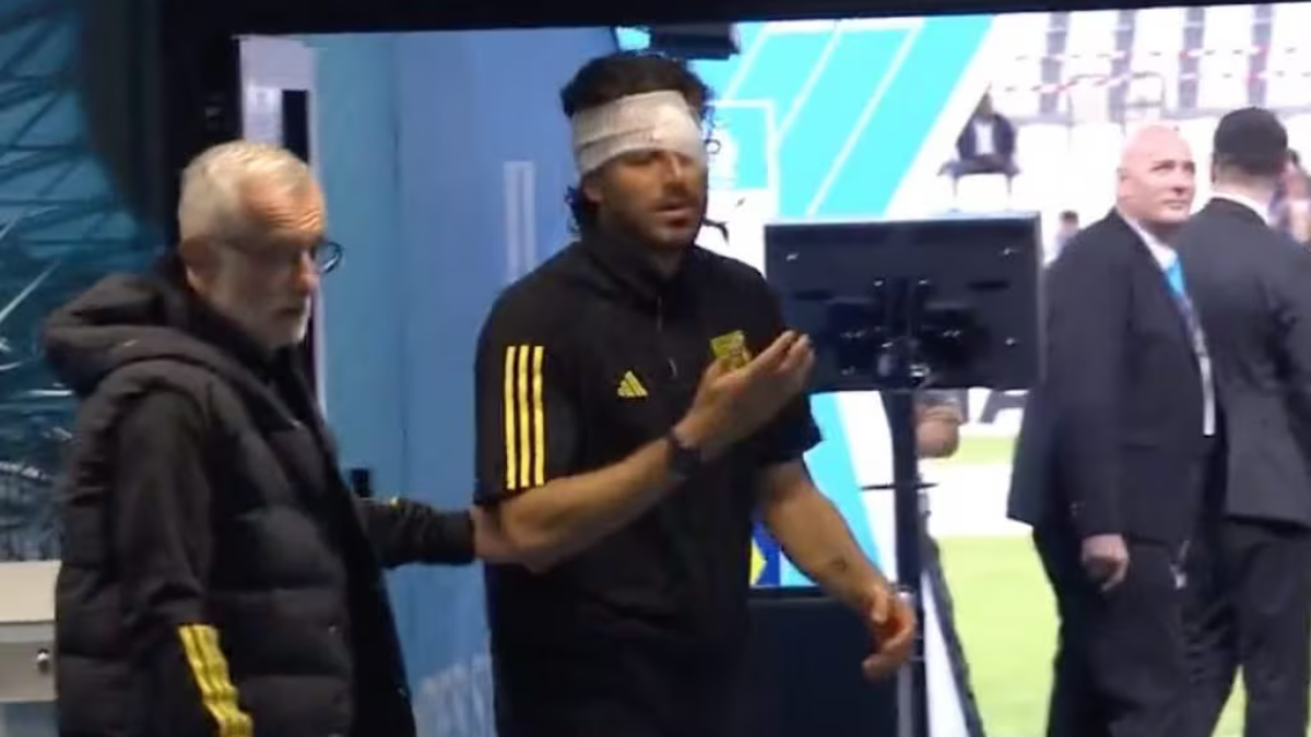 Fabio Grosso ferito alla testa, ultras aggrediscono il pullman della squadra