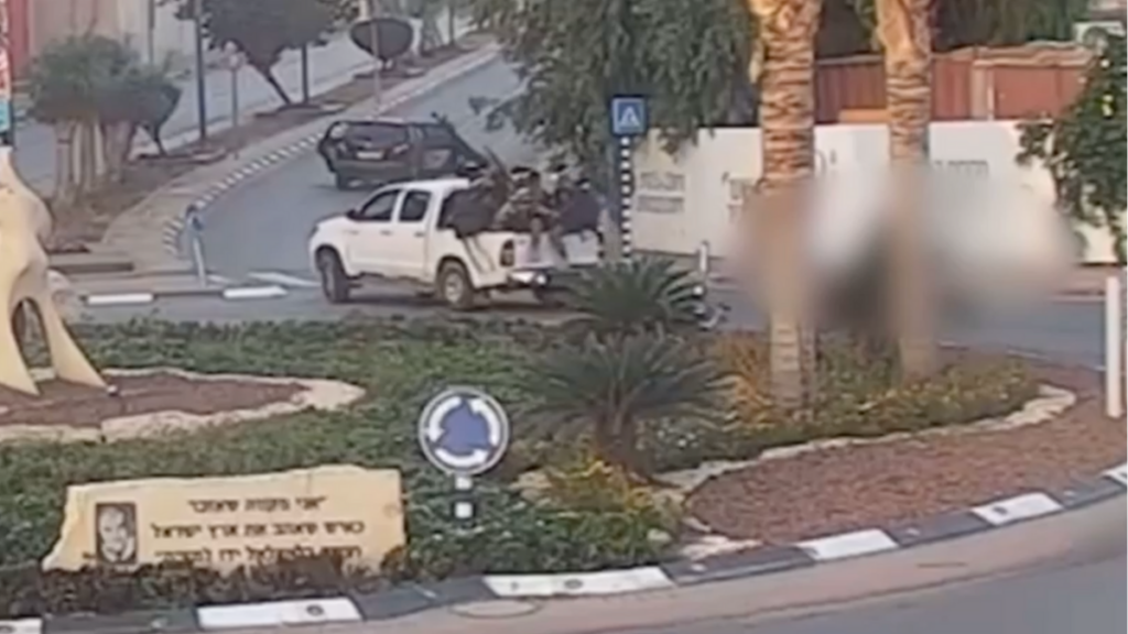 Il 7 ottobre, durante l'assalto di Hamas in Israele, un atto di coraggio straordinario è stato catturato da una telecamera di sorveglianza a Sderot. Il video, che ha rapidamente circolato sui media, mostra due veicoli Toyota con a bordo miliziani di Hamas armati che entrano nella città. Ciò che segue è un momento di puro eroismo, in cui un padre decide di proteggere la sua famiglia a qualsiasi costo. Nel video, una vettura civile israeliana nera, con a bordo due adulti e due bambini, si trova di fronte a uno dei pick-up di Hamas, costringendo il conducente a frenare. Senza esitazione, i miliziani aprono il fuoco contro l'auto. In quel momento cruciale, l'uomo alla guida dell'auto risponde immediatamente: esce dal veicolo con la figlia mentre la madre si allontana con l'altro figlio nella direzione opposta. Senza alcuna barriera protettiva, l'uomo si trova di fronte agli uomini armati di Hamas, facendo scudo con il proprio corpo per proteggere la figlia dai proiettili. I miliziani sparano, mettendo a repentaglio la vita del padre che, con straordinario coraggio, continua a resistere per il bene della sua famiglia. I soccorritori dei South First Responders, che sono giunti sul luogo dopo l'attacco, affermano di non conoscere il destino finale dell'uomo coraggioso. Dalle immagini, sembra che la figlia riesca a tornare in sicurezza al veicolo senza suo padre. L'ipotesi è che l'uomo abbia compiuto un atto eroico estremo, sacrificando la sua vita per proteggere la figlia. Questo toccante episodio di sacrificio e coraggio ha scosso la comunità e ha attirato l'attenzione a livello nazionale e internazionale. Molti hanno elogiato il padre per il suo gesto altruistico e per la determinazione nel proteggere la vita di sua figlia in circostanze così pericolose. L'incidente sottolinea il prezzo umano delle tensioni e degli attacchi in atto nella regione, mettendo in luce le difficili situazioni che molte famiglie sono costrette ad affrontare a causa del conflitto. L'eroismo dimostrato da questo padre rimarrà un esempio di sacrificio e amore per la famiglia, anche in mezzo alle circostanze più tragiche e difficili.